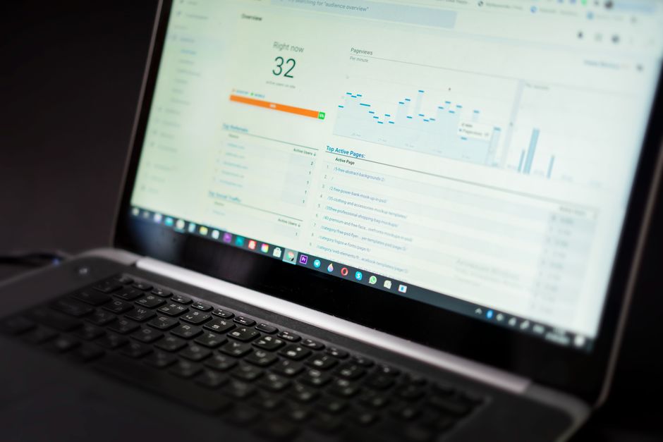 Notebook exibindo um painel de análise com dados em tempo real