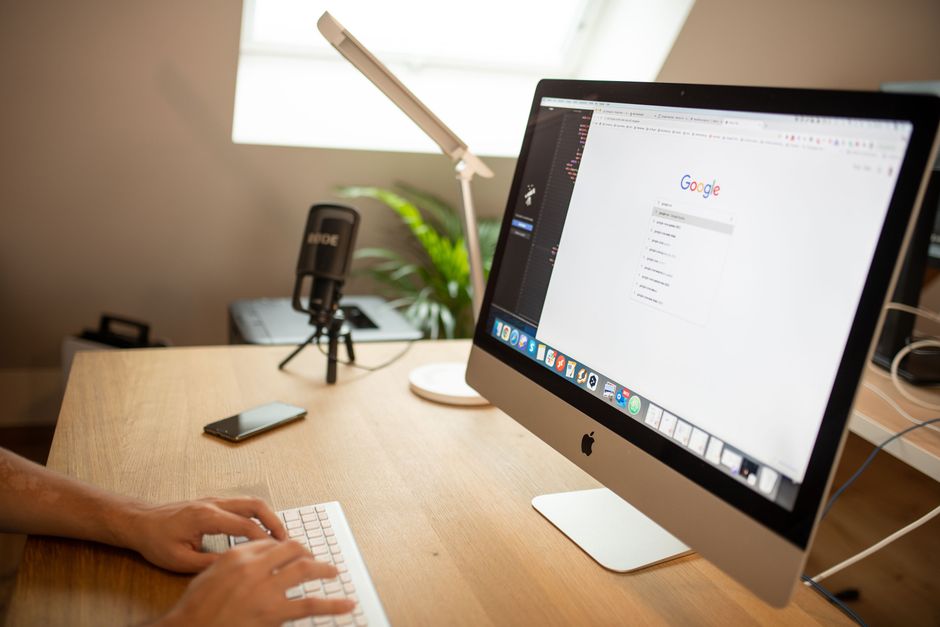 Pessoa navegando no Google em um computador iMac